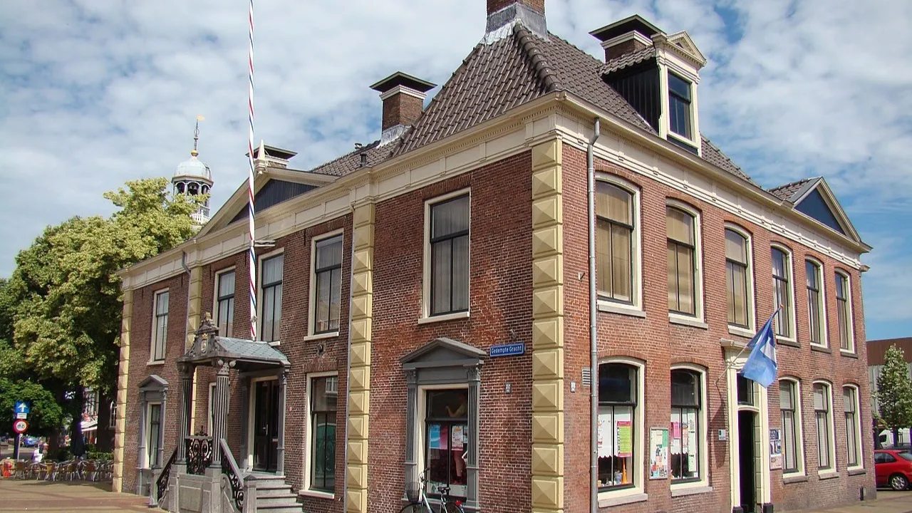 Het voormalige raadhuis in Lemmer, waar Rinze Visser decennia lang als raadslid voor de voormalige gemeente Lemsterland opkwam voor werkende mensen.