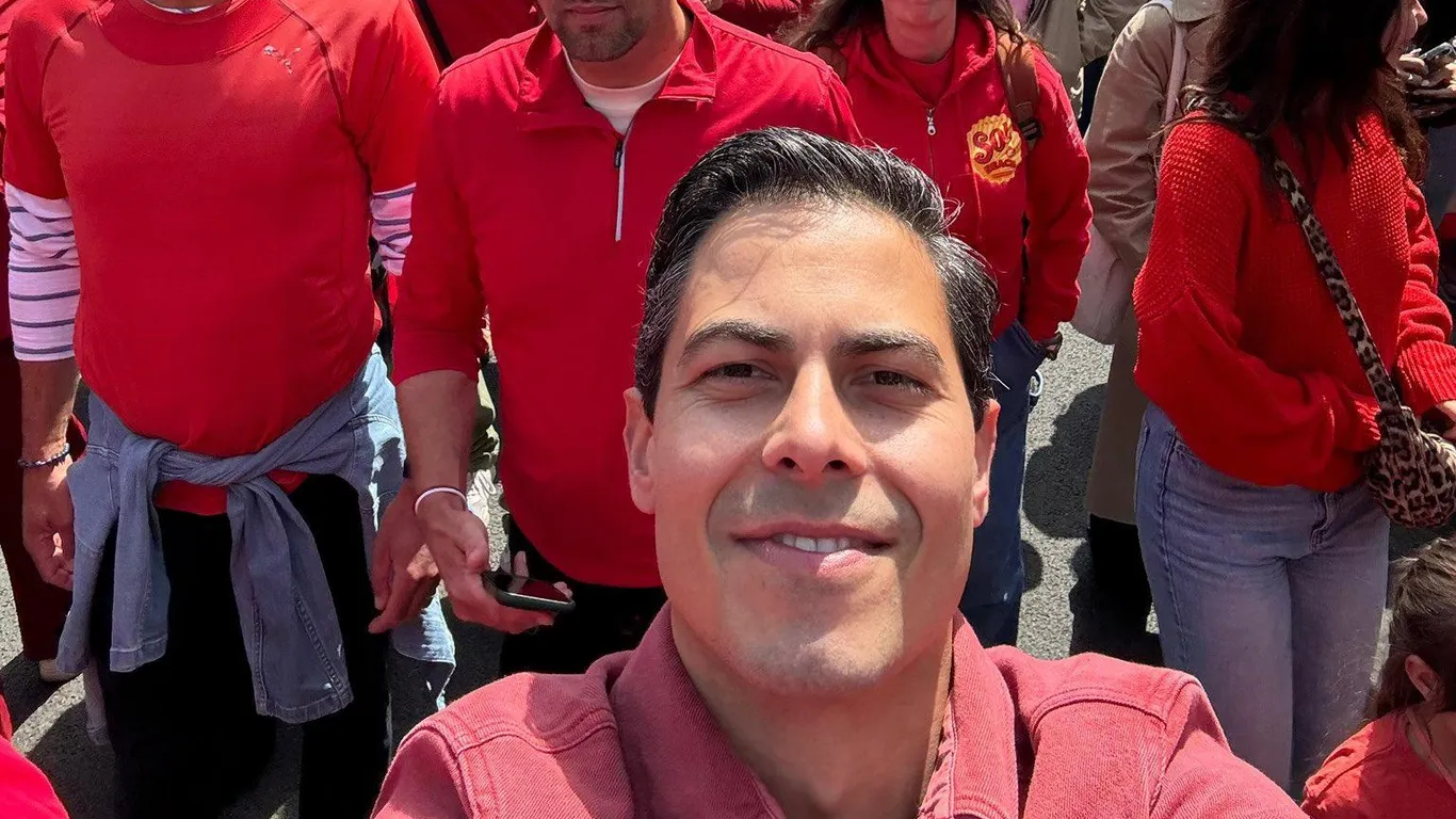 Rob Jetten in een rood overhemd, als deelnemer aan het Rode Lijn-protest in Den Haag.