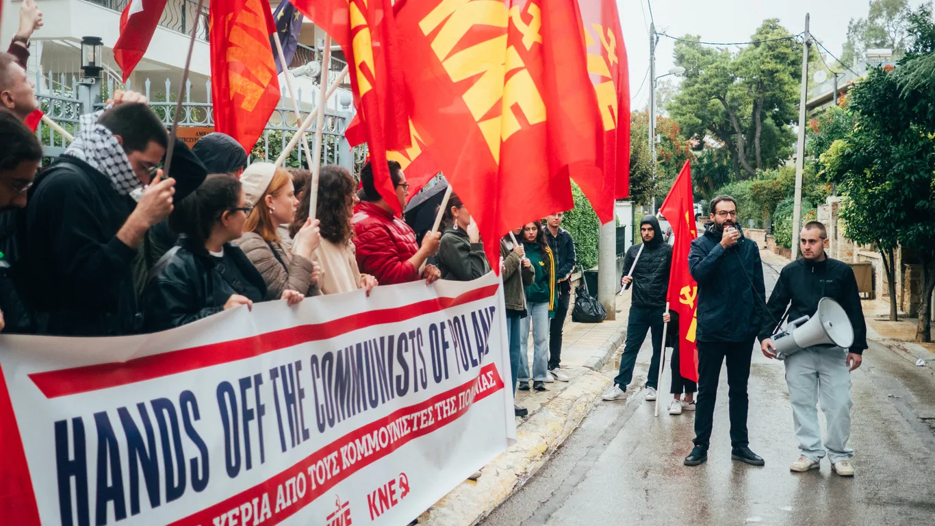 Internationale solidariteit in actie: ‘Handen af van de Poolse communisten!’ roepen kameraden van de KKE en KNE uit Griekenland