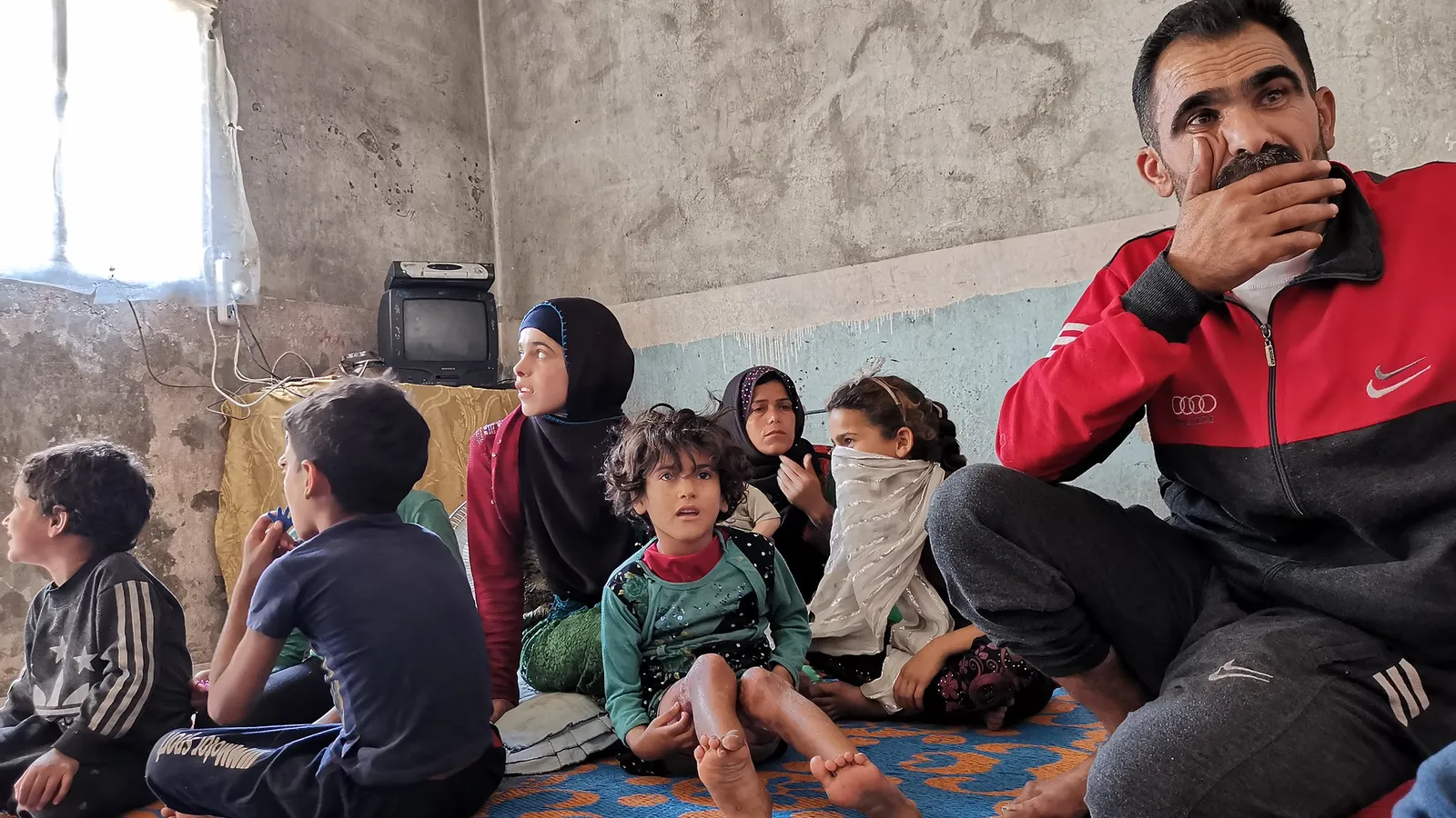 Een Syrische familie met veertien kinderen woont in erbarmelijke omstandigheden in Jabal Badro, een arme wijk in Aleppo.