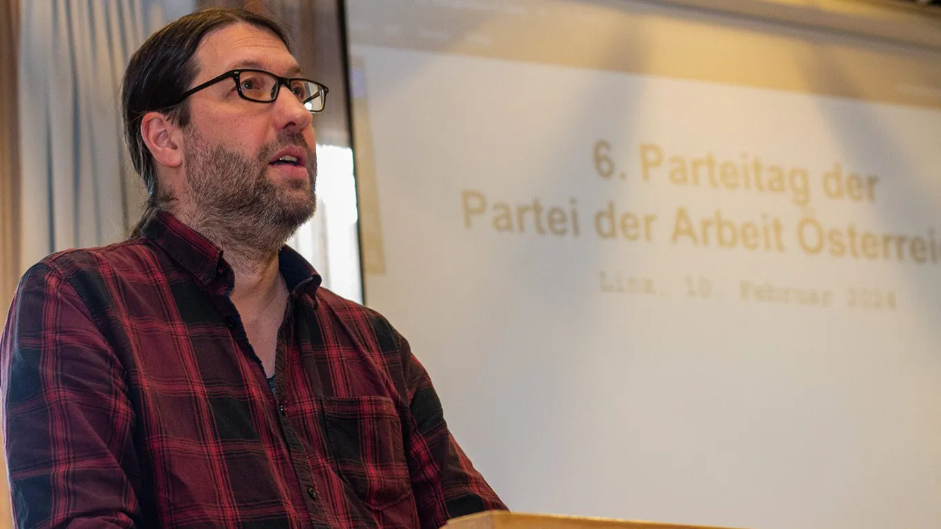 Voorzitter van de Oostenrijkse Partij van de Arbeid (PdA), Tibor Zenker, staat te spreken op een partijdag van de PdA