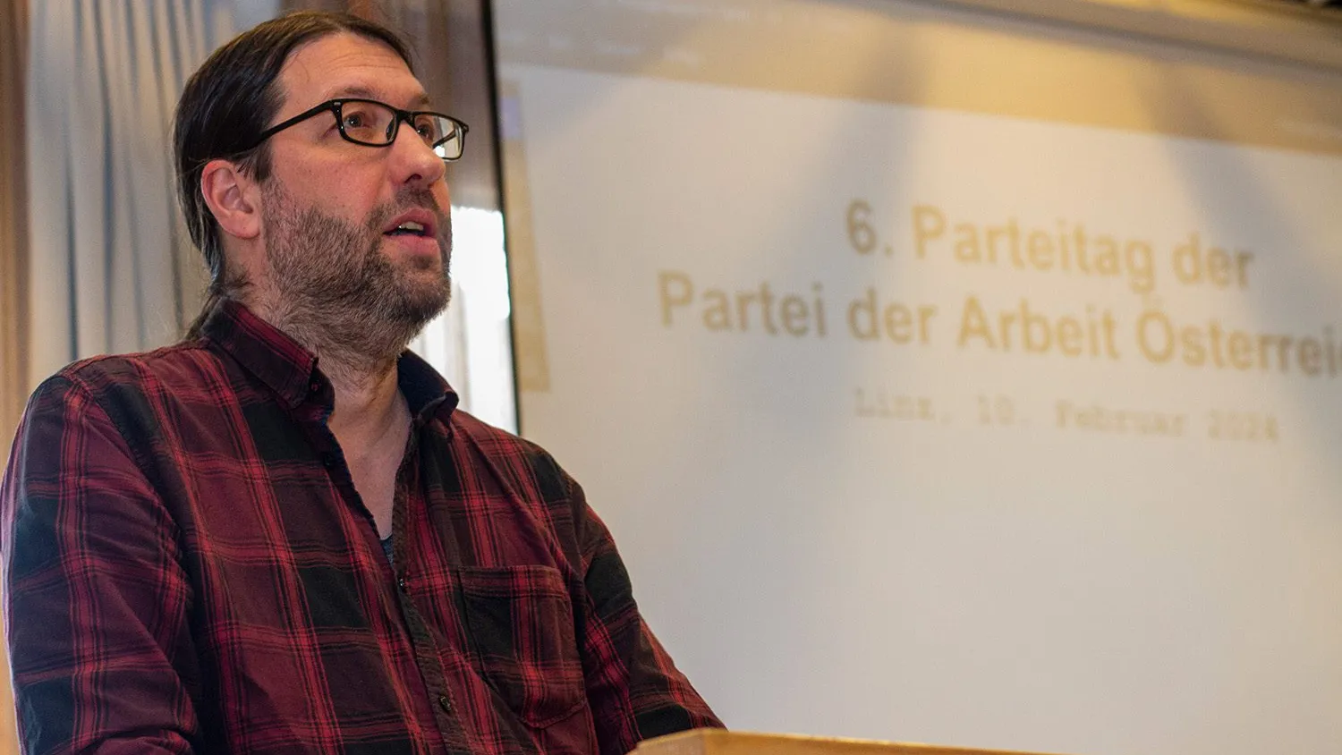 Voorzitter van de Oostenrijkse Partij van de Arbeid (PdA), Tibor Zenker, staat te spreken op een partijdag van de PdA