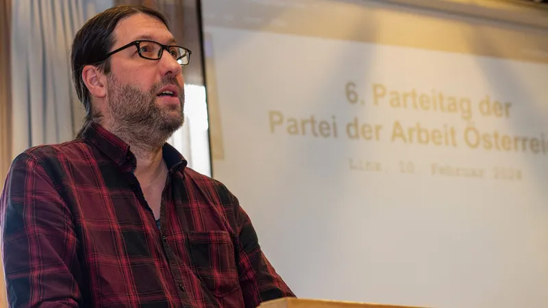 Voorzitter van de Oostenrijkse Partij van de Arbeid (PdA), Tibor Zenker, staat te spreken op een partijdag van de PdA