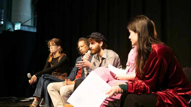 Vertegenwoordigers van de FNV, ASVA, SRVU en Commissie Bedrijven- en Vakbondswerk van de NCPN in een panelgesprek