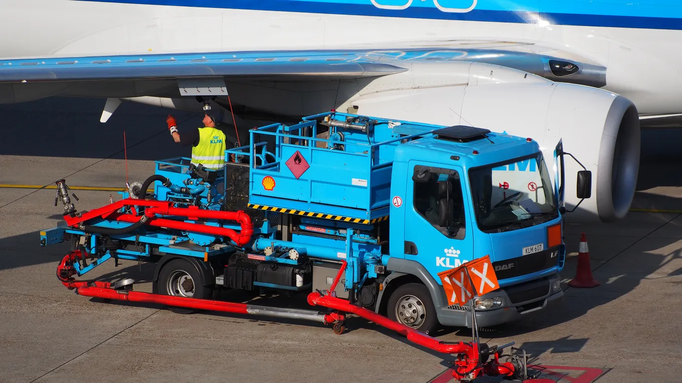 Een vliegtuig van KLM wordt bijgetankt
