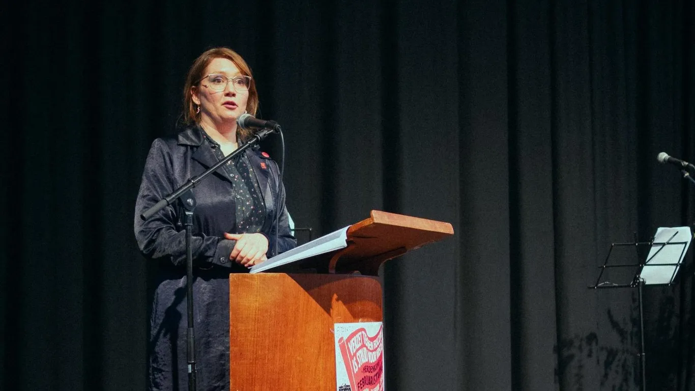 Emma staat achter een spreekstoel op de herdenking van de Februaristaking