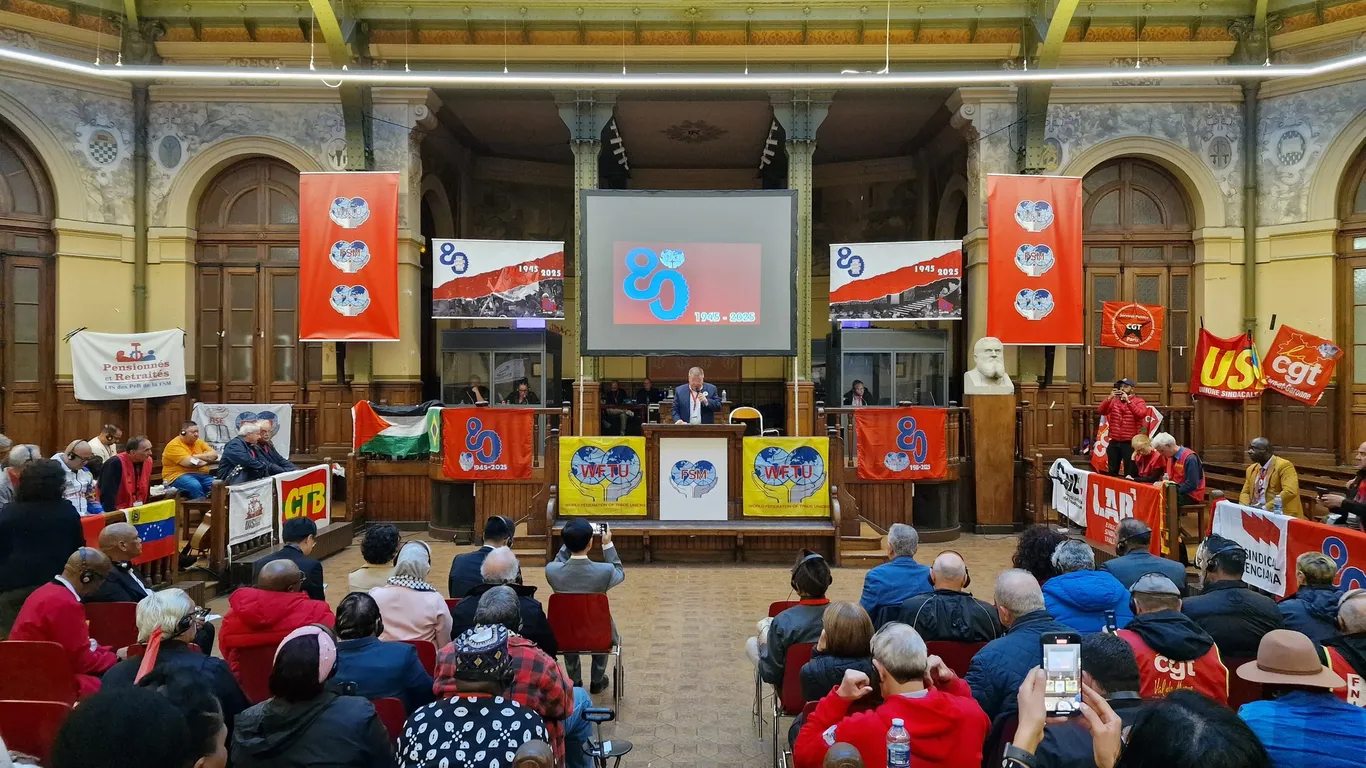 Aanwezigen bij de 80e verjaardag van het WVV luisteren naar de toespraak van algemeen secretaris Pambis Kyritsis