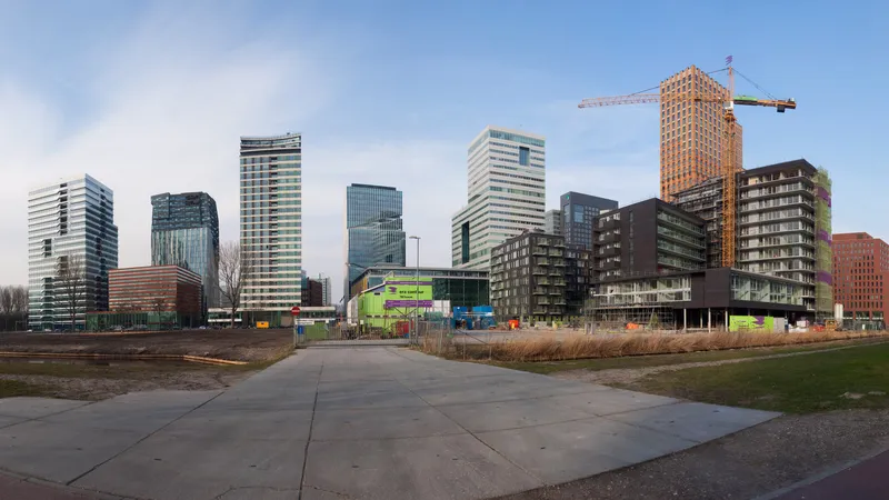 De onbereikbare torens van de Zuidas in Amsterdam, waar vele multinationals zich verschansen.