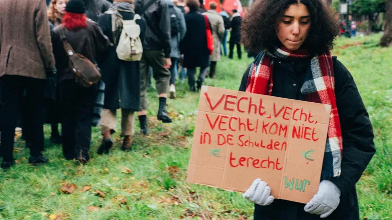 In deze onzekere tijden zien steeds meer arbeiders dat de strijd voor vrede en sociale rechten steeds belangrijker worden. Zo ook een student tijdens een onderwijsprotest in Utrecht.