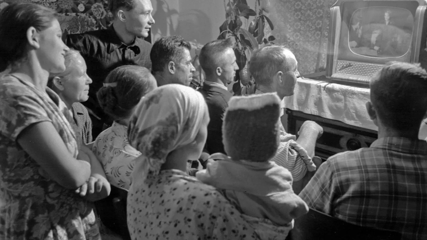 Sinds haar uitvinding speelt de tv een belangrijke rol, zo ook op deze Oekraïnse kolchoz (collectieve boerederij) in 1959 waar boeren aan het scherm zitten gekluisterd.
