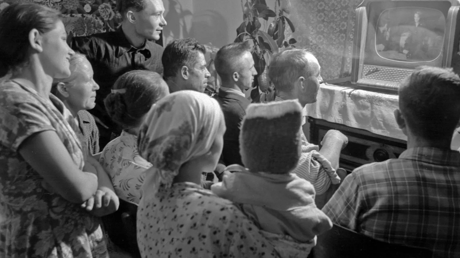 Sinds haar uitvinding speelt de tv een belangrijke rol, zo ook op deze Oekraïnse kolchoz (collectieve boerederij) in 1959 waar boeren aan het scherm zitten gekluisterd.