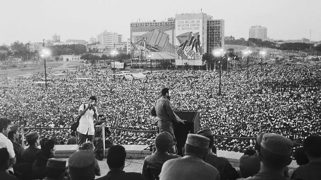 Fidel Castro richte zich op 1 mei 1966 tot een grote menigte tijdens de viering van de Dag van de Arbeid in Havana. In zijn toespraak haalde Castro destijds hard uit naar president Johnson vanwege zijn beleid van militaire interventie in Vietnam.
