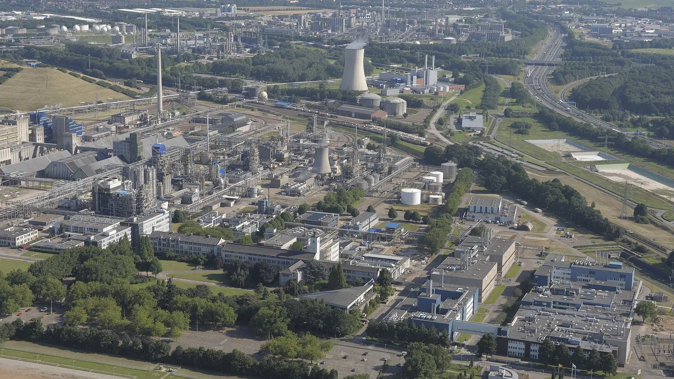 Het nabij Geleen gelegen chemische industriecomplex Chemelot wil graag een grote speler worden in de verdere militarisering van de samenleving.