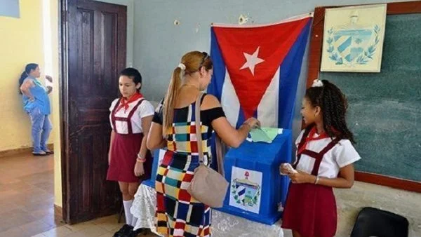 Een vrouw in cuba is aan het stemmen.