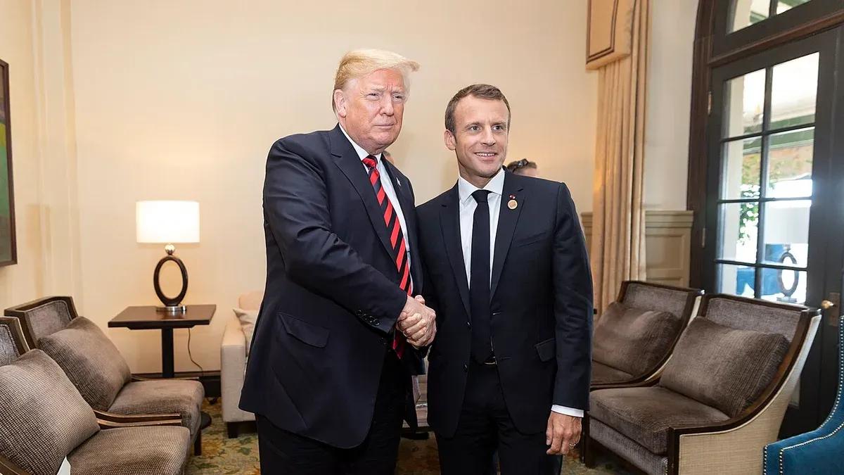 trump en macron schudden de hand op G7 top