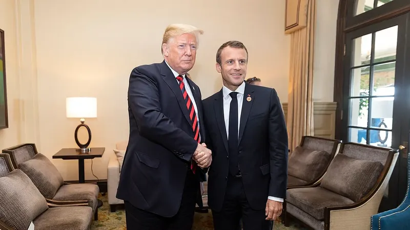 trump en macron schudden de hand op G7 top