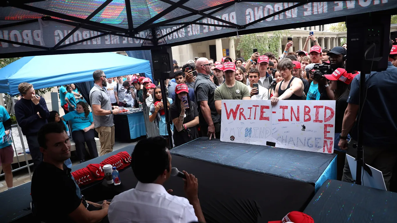 De moord op de conservatieve influencer Charlie Kirk (helemaal links, zittend) wordt door de regering aangegrepen als excuus voor verdere repressie van de arbeidersbeweging in de VS.