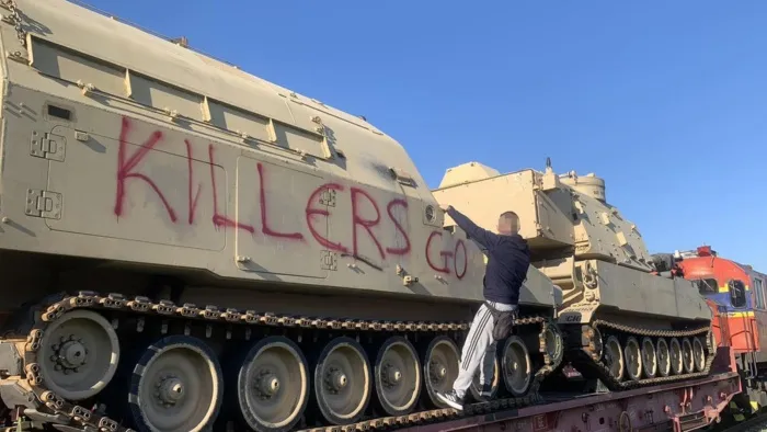 Griekse kameraden van de KKE stoppen een transport van Amerikaanse tanks richting het front in Oekraïne
