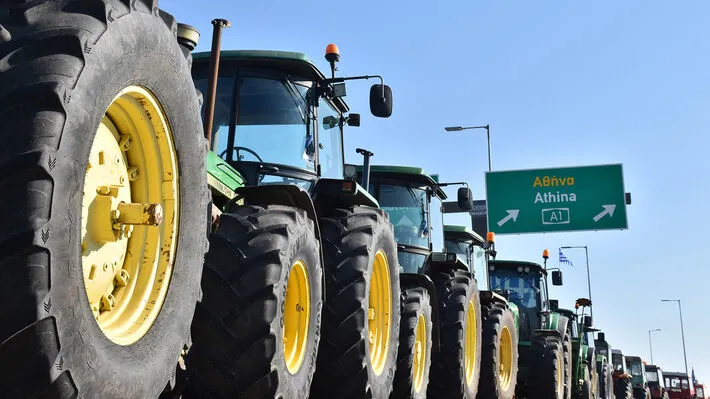Honderden tractoren blokkeren de weg richting Athene als onderdeel van de boerenprotesten in Griekenland.