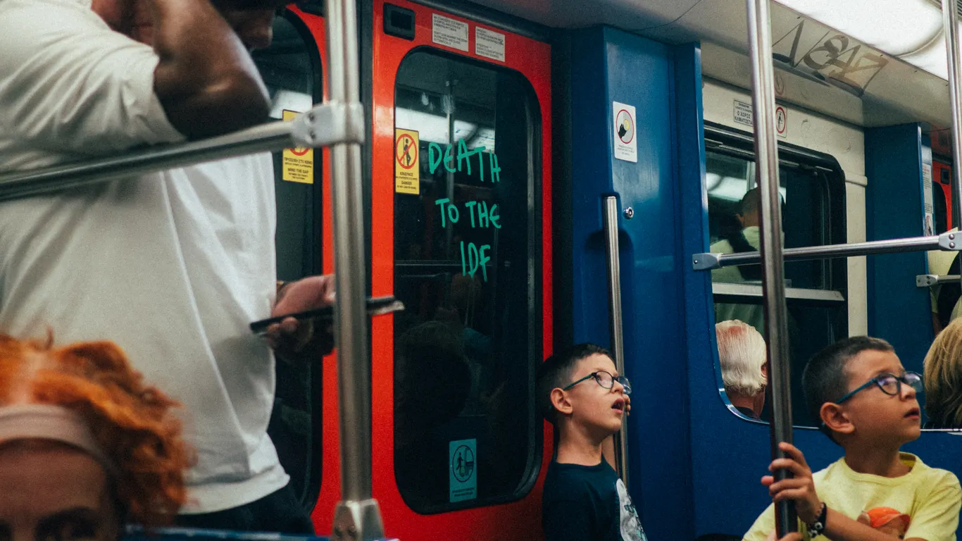 De Griekse bevolking toont op veel manieren haar ongenoegen over de Israëlische agressie, ook in de metro. Op het raam van een deur staat "Death to the IDF"