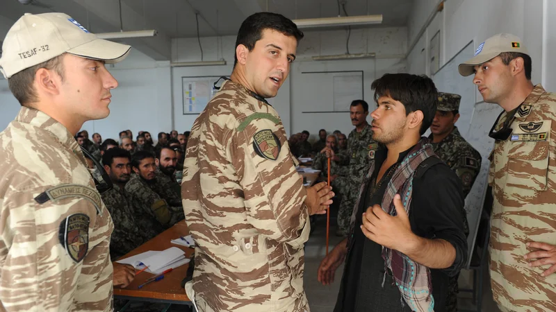 Adviseurs van het Griekse leger van de NAVO Training Mission-Afghanistan geven tactische training aan Afghanen bij het Kabul Military Training Center.