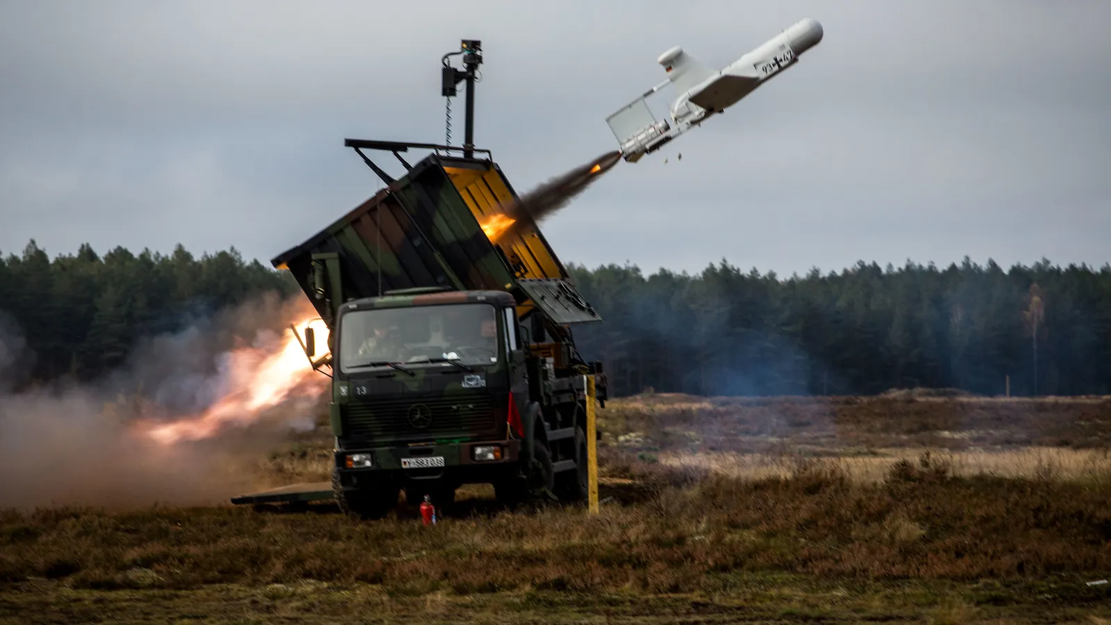 Een Duitse Rheinmetall KZO-drone wordt gelanceerd tijdens een NAVO-oefening Iron Wolf II in Litouwen.