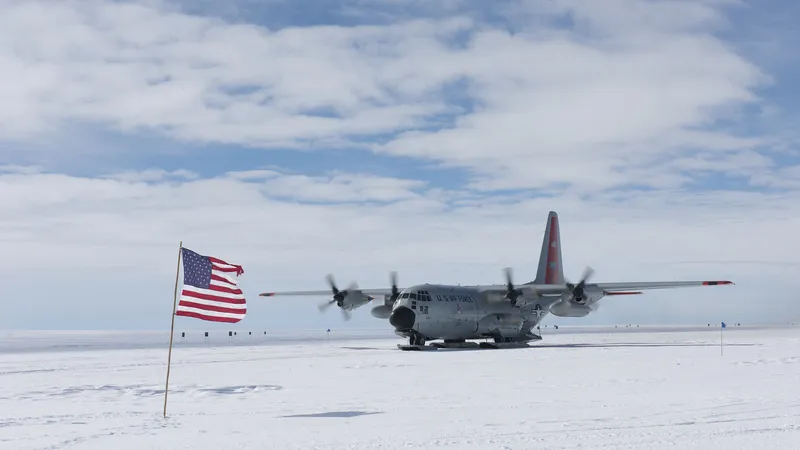 Een duistere voorbode in de sneeuw: een Amerikaans vliegtuig van de Nationale Garde landt in Groenland
