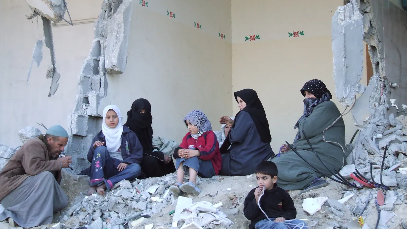 Het imperialistische systeem en haar verwoestende oorlogen heeft bijzonder brute gevolgen voor vrouwen zoals deze groep in Jabalia, net ten noorden van Gaza-stad, waar ze in een vernietigd huis zitten