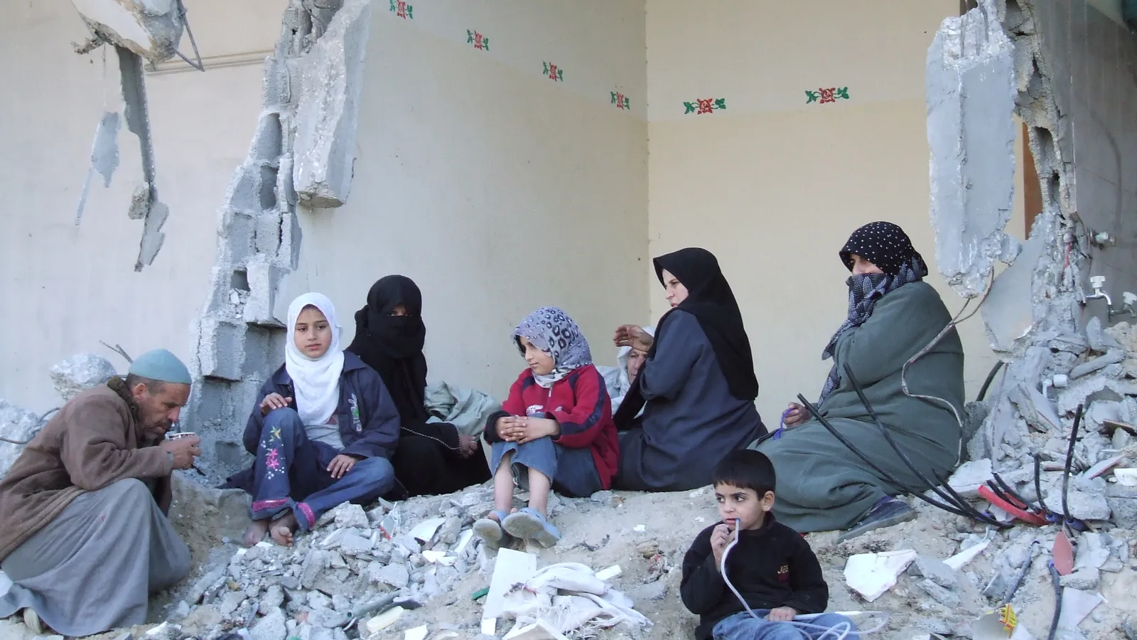 Het imperialistische systeem en haar verwoestende oorlogen heeft bijzonder brute gevolgen voor vrouwen zoals deze groep in Jabalia, net ten noorden van Gaza-stad, waar ze in een vernietigd huis zitten