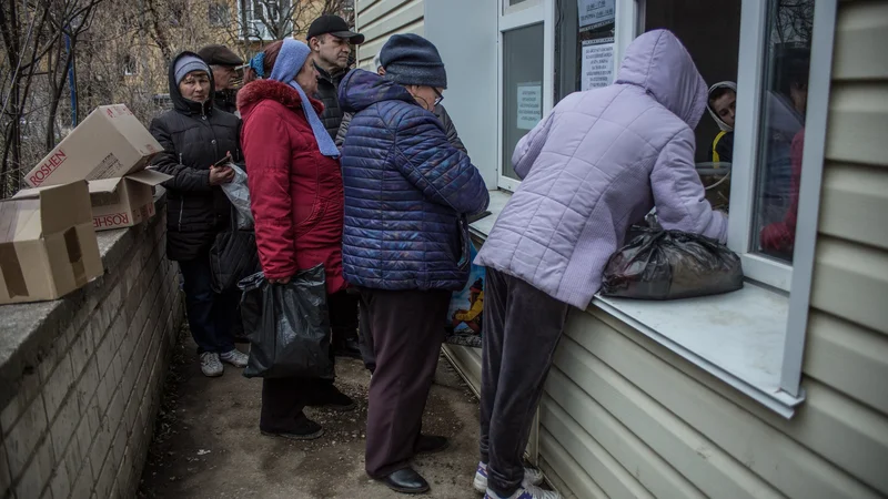 In Chernihiv wachten Oekraïnse burgers in de rij op belangrijke levensmiddelen tijdens de Russische omsingeling in april 2022.