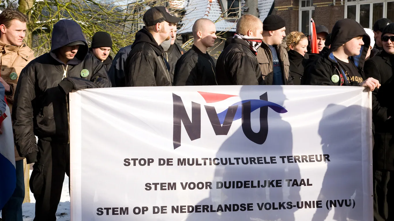 Fascisten van de Nederlandse Volks Unie met een spandoek