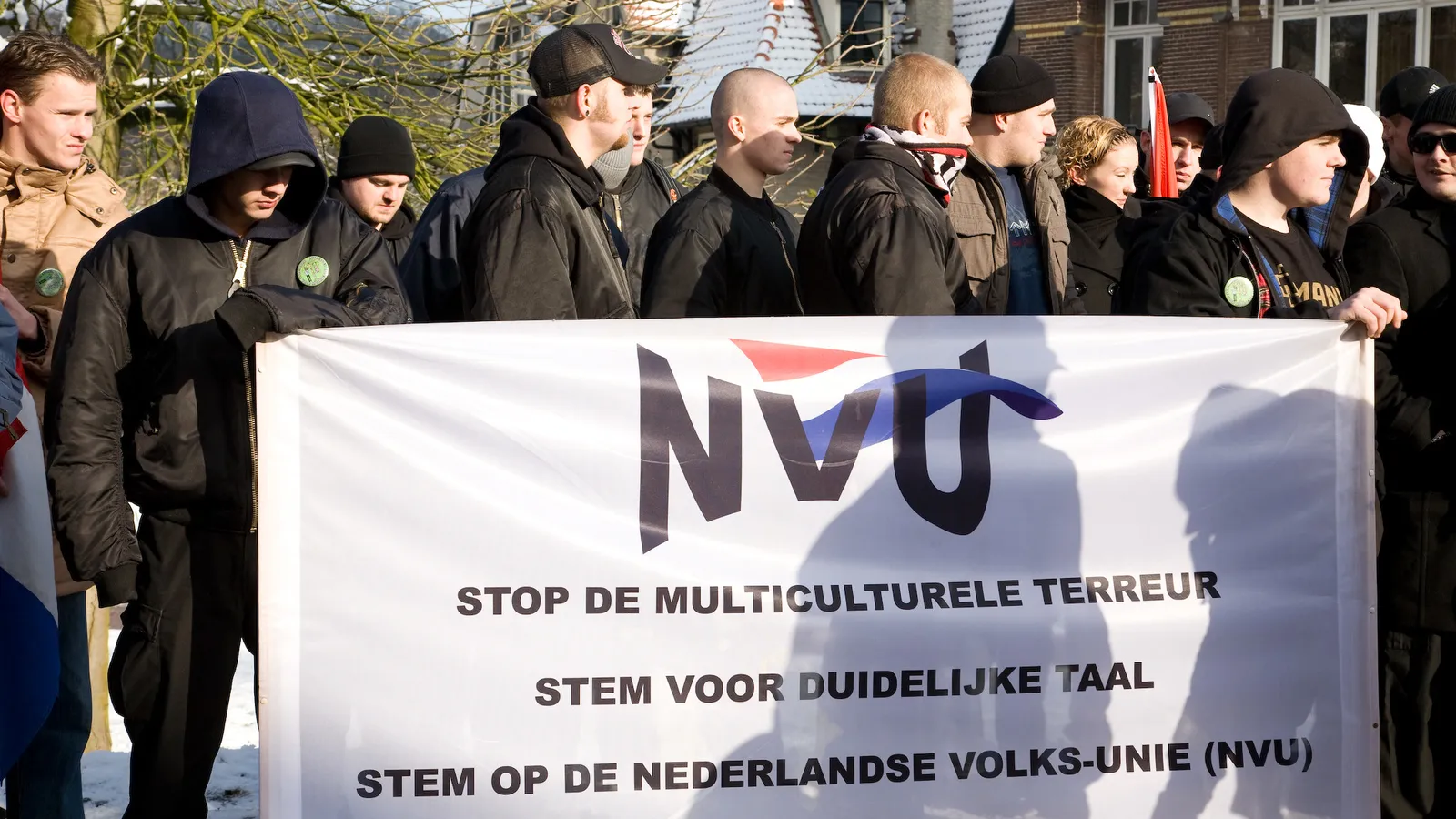 Fascisten van de Nederlandse Volks Unie met een spandoek