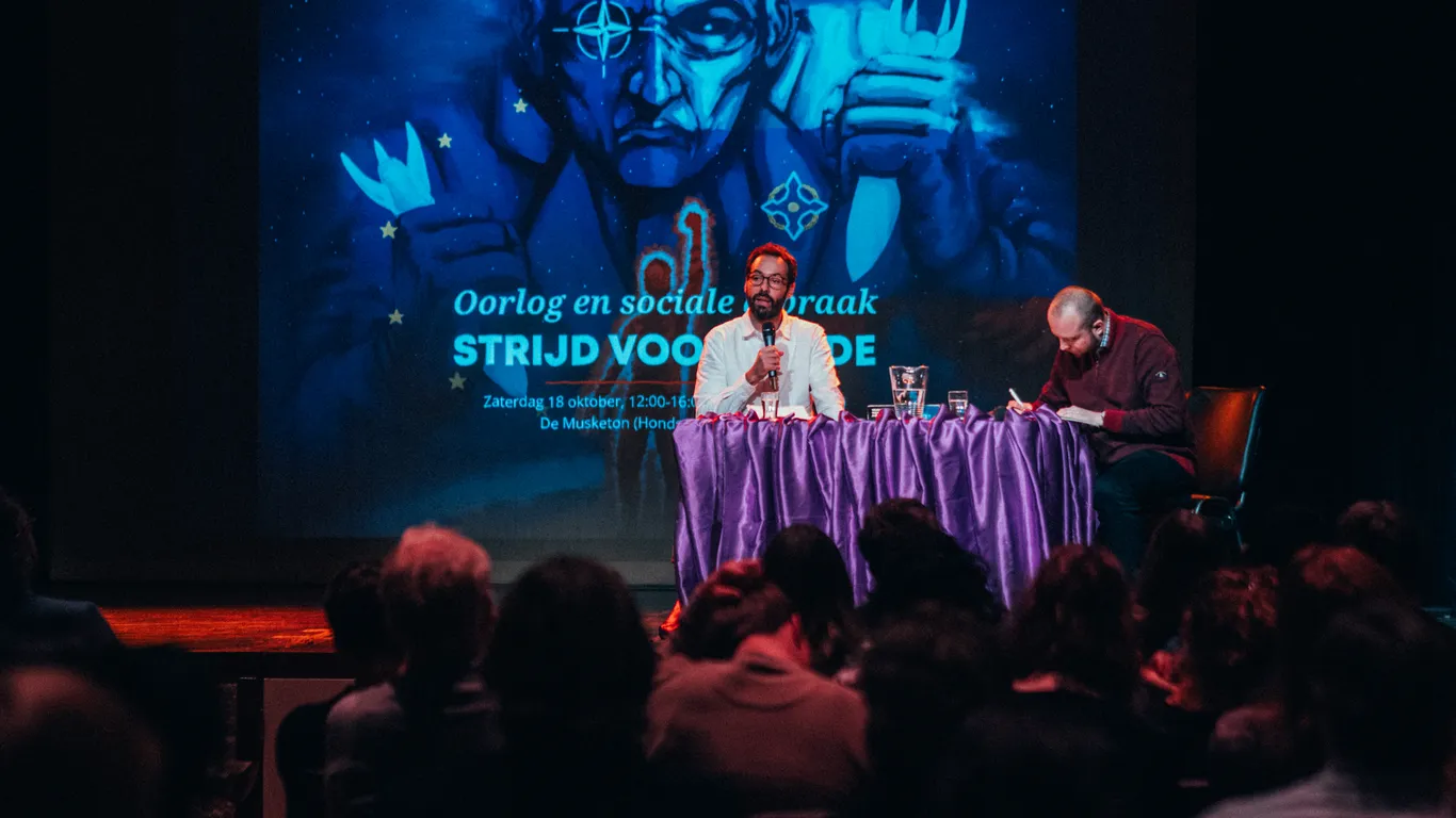 Europarlementariër Lefteris Nikolaou-Alavanos spreekt de zaal toe in Utrecht