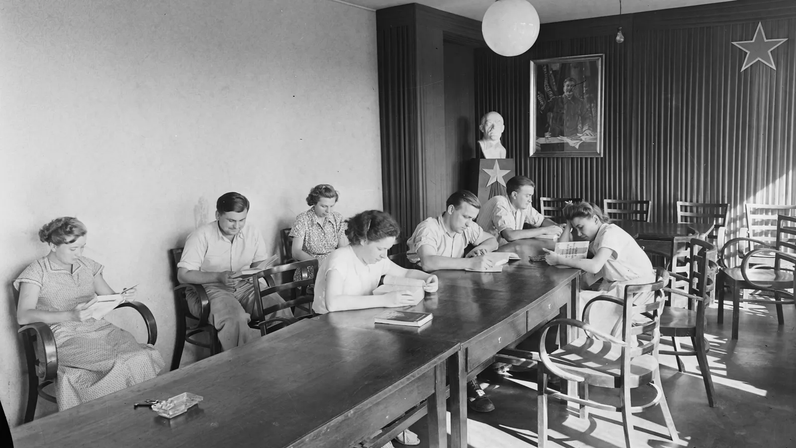 In de Sovjet-Unie was men zich goed bewust van het belang van veel lezen. Hier in een zaaltje zit iedereen met de neus in de boeken.