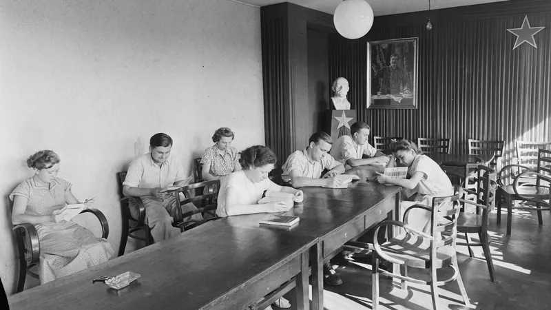 In de Sovjet-Unie was men zich goed bewust van het belang van veel lezen. Hier in een zaaltje zit iedereen met de neus in de boeken.