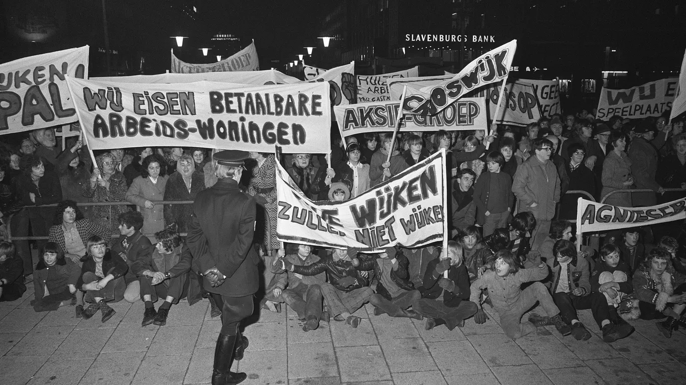 Rotterdammers kwamen massaal in actie tegen de benauwde en onveilige leefomstandigheden die huisbazen creërden om gastarbeiders te huisvesten in te kleine, opgedeelde panden