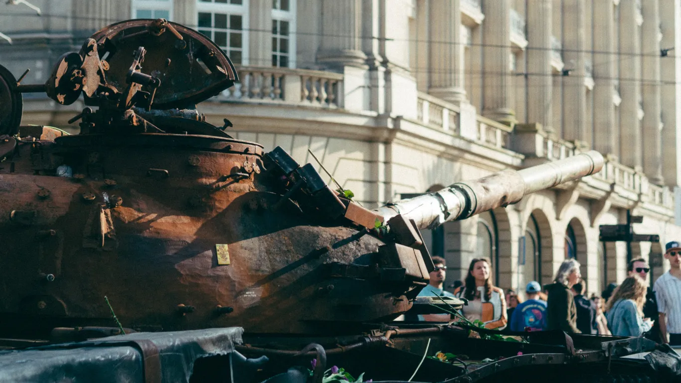 Foto van een Russische tank bij het Leidseplein in Amsterdam, die daar als oorlogstrofee werd geplaatst.