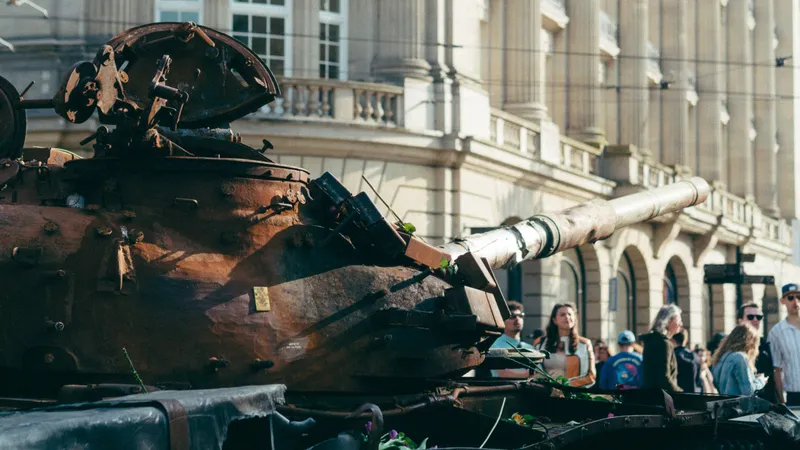 Foto van een Russische tank bij het Leidseplein in Amsterdam, die daar als oorlogstrofee werd geplaatst.