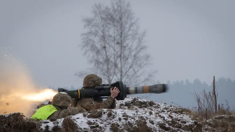 Militairen trainen in Polen met een antitankraket, dat later zal worden gebruikt aan het front in Oekraïne.