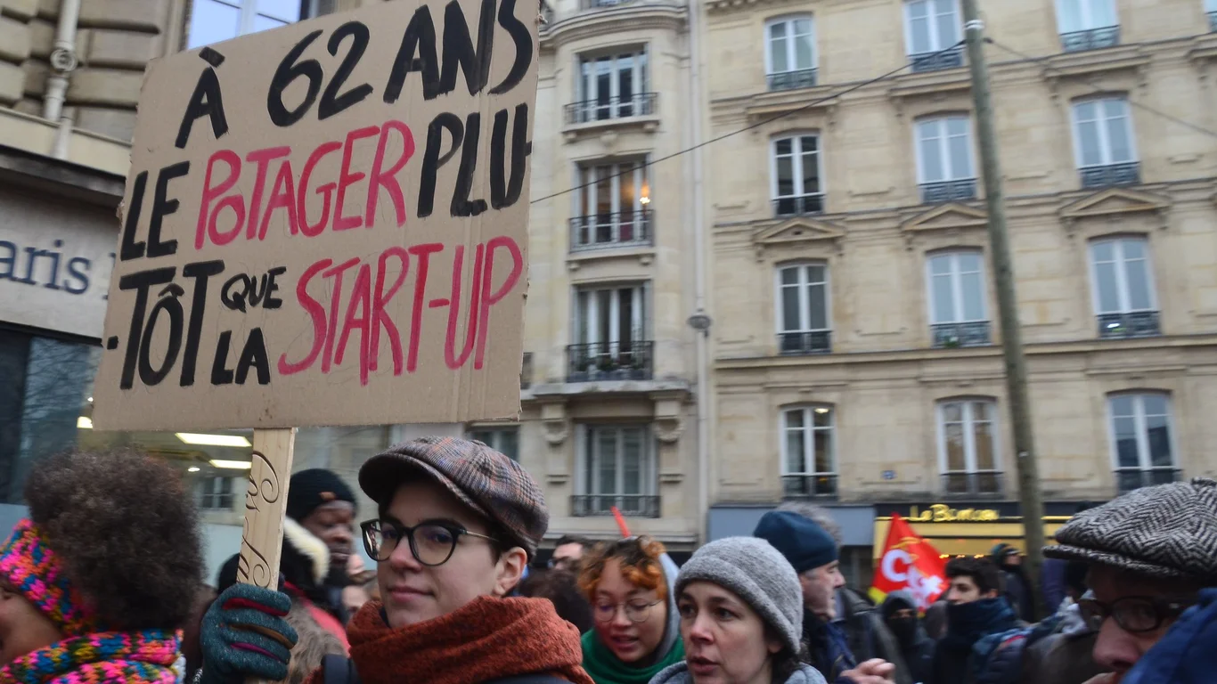 In Parijs gingen mensen massaal de straat op om te demonstreren tegen Macron's wijzigingen van het pensioenstelsel.