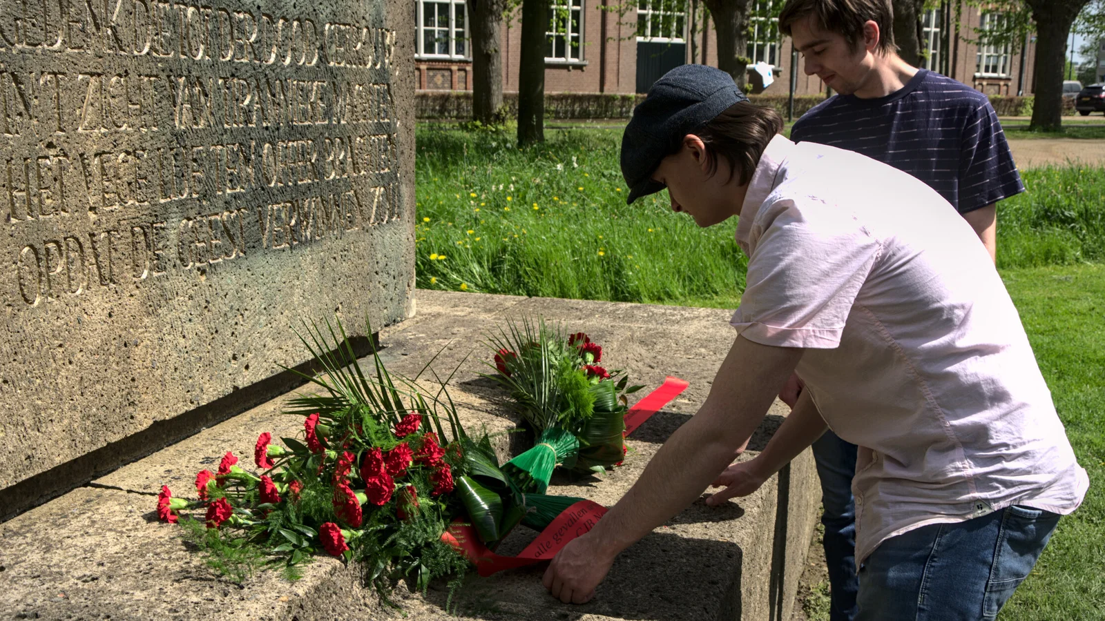 Bloemen worden gelegd bij een kleine herdenking georganiseerd door de NCPN en CJB, voor de gevallen verzetshelden van tijdens de Tweede Wereldoorlog bij het verzetsmonument in Den Bosch.