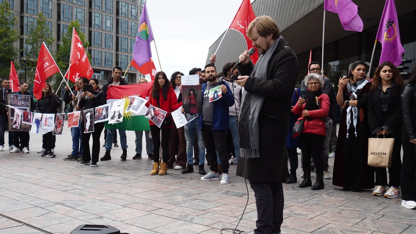 Kevin (internationaal secretaris van het Partijbestuur van de NCPN) betuigt solidariteit voor de Iraanse bevolking namens de NCPN & CJB op een protest in Rotterdam.
