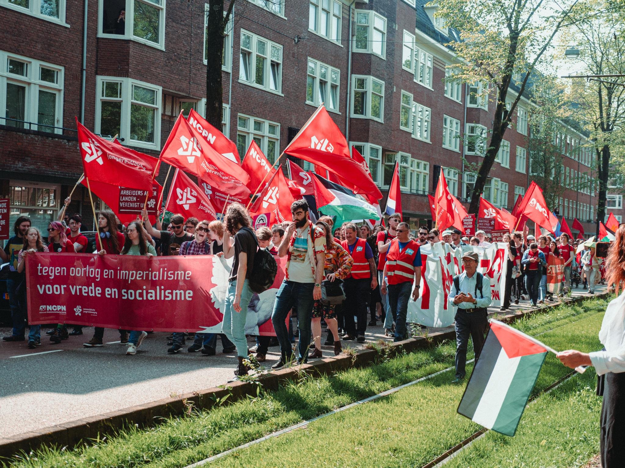 Strijdbare 1 mei-mars in Amsterdam — Manifest, krant van de NCPN