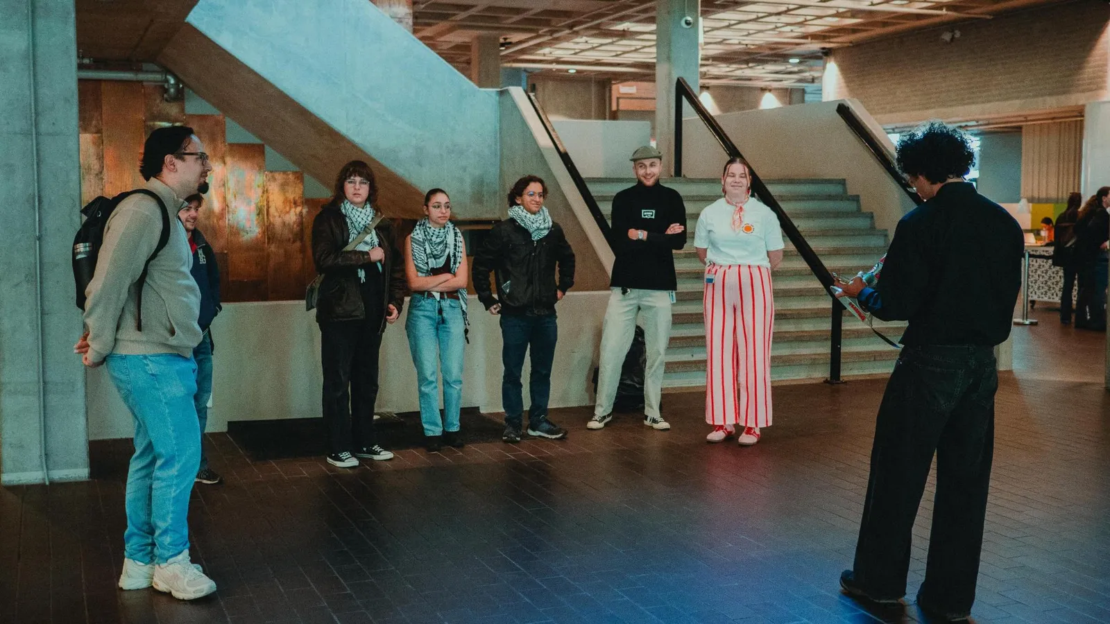 Actievoerders in de hal van de VU