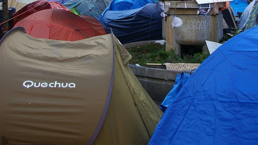 Uitgeprocedeerde asielzoekers verblijven in tenten in Amsterdam nadat ze zijn geweigerd en ook niet terug kunnen naar hun land van oorsprong.