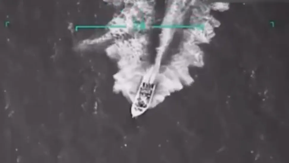 Een beeld van een aanval van de Verenigde Staten op een zogenaamde "drugsboot". Een speedboot vaart over het water, de afdruk van een richtkijker laat zien dat er wordt voorbereidt om te schieten