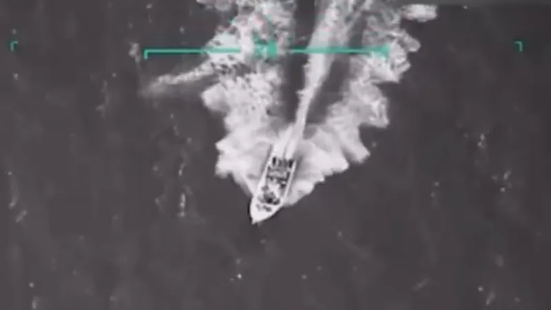 Een beeld van een aanval van de Verenigde Staten op een zogenaamde "drugsboot". Een speedboot vaart over het water, de afdruk van een richtkijker laat zien dat er wordt voorbereidt om te schieten