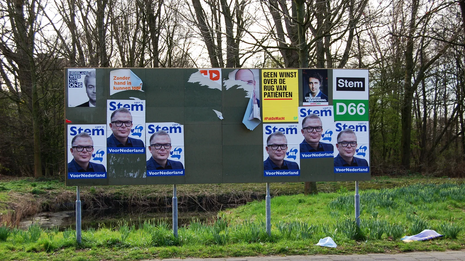 Verkiezingsposters hangen op een aanplakbord